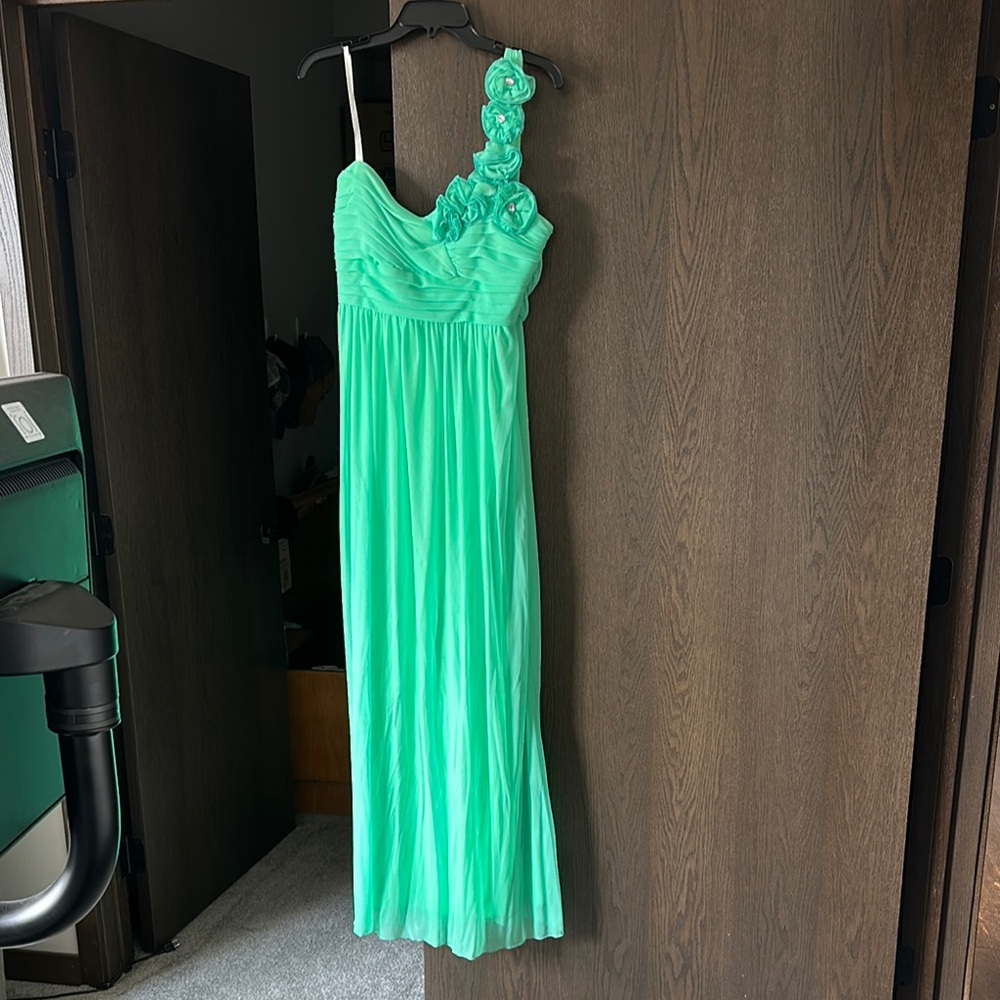 Elegant One-Shoulder Green Dress